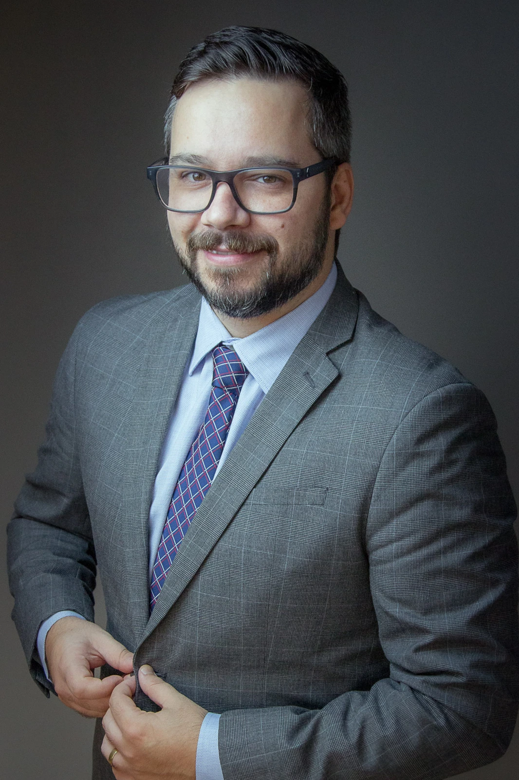 Retrato do advogado Gustavo Guiotto de terno e gravata